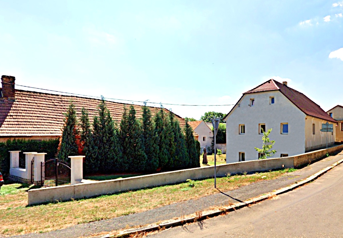Prodej Vily s další budovou pro bydlení i podnikání s velkým pozemkem, Klobuky u Slaného, okres Kladno