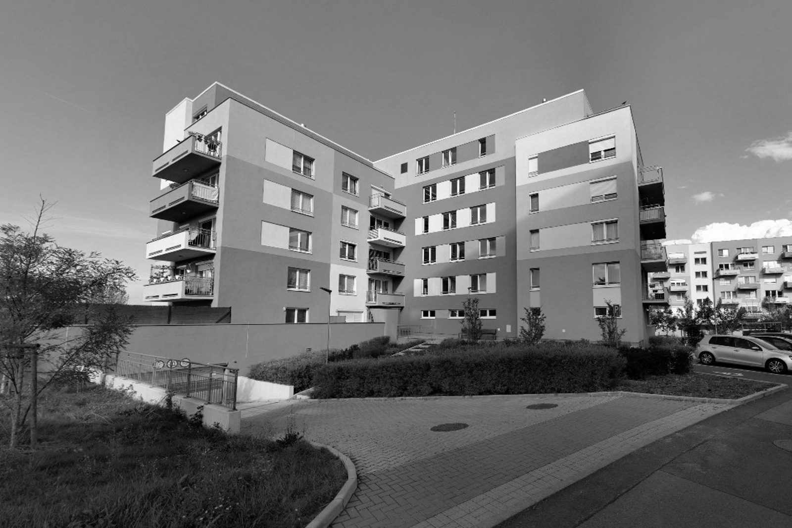 R E Z E R V A C E ! ! !  Moderní 2+kk s balkonem, sklepem a garáží v klidné části Prahy 10