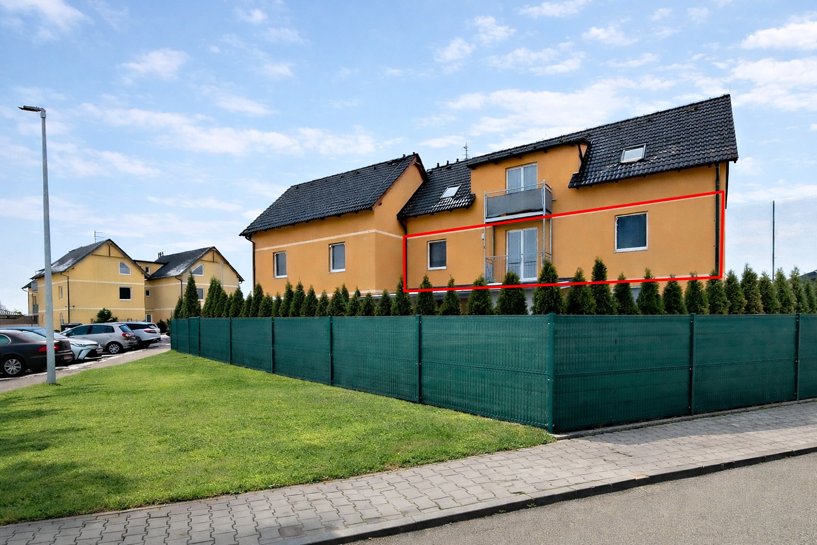 Světlý rodinný byt 3+1 s balkonem a parkováním | Nehvizdy – klidné bydlení pár minut od Prahy