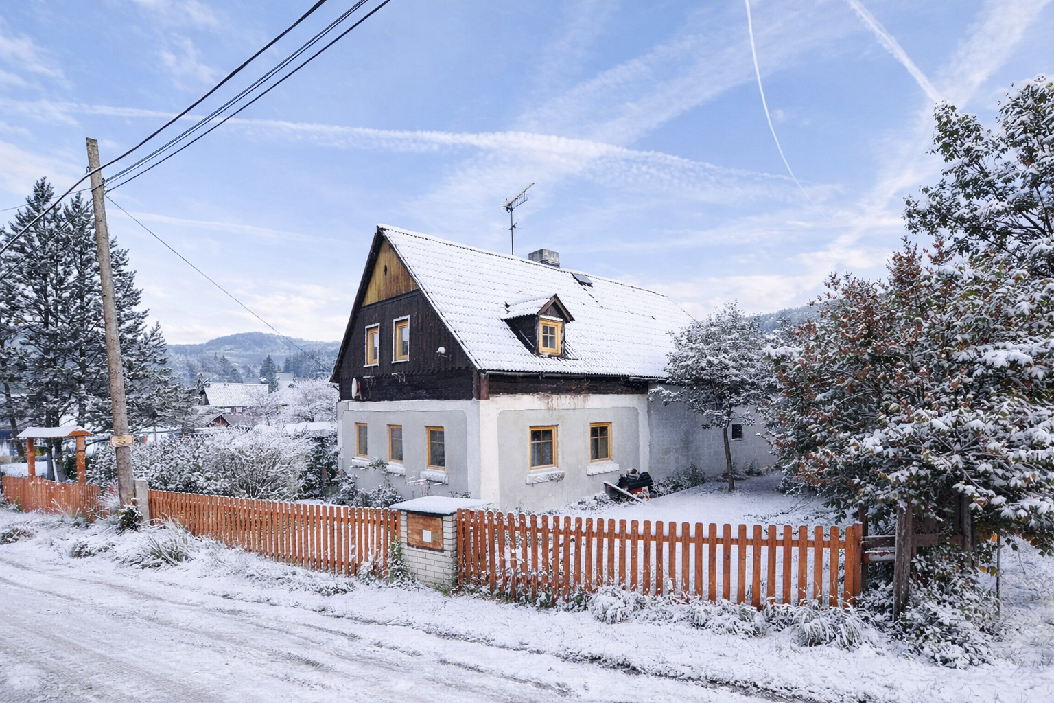 Chalupa s velkým potenciálem v Okrouhlé u Nového Boru – pozemek 1.044 m²