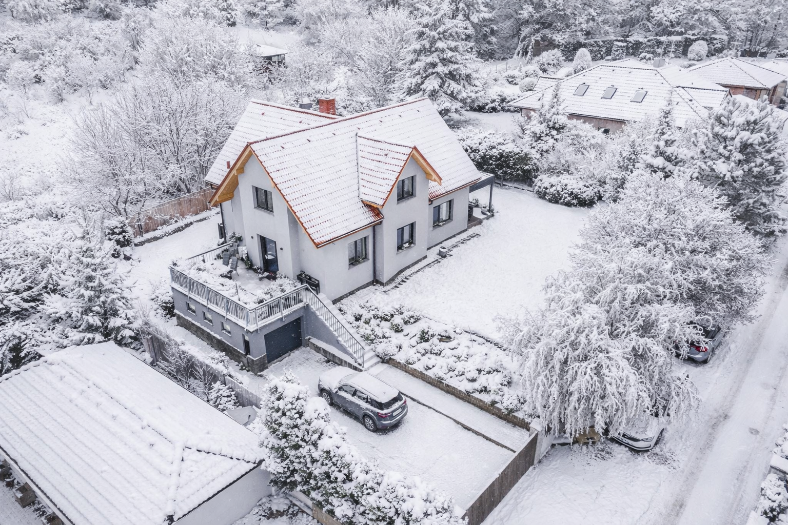 Rodinný prostorný dům s výjimečným soukromím a krásným výhledem – Tuchoměřice