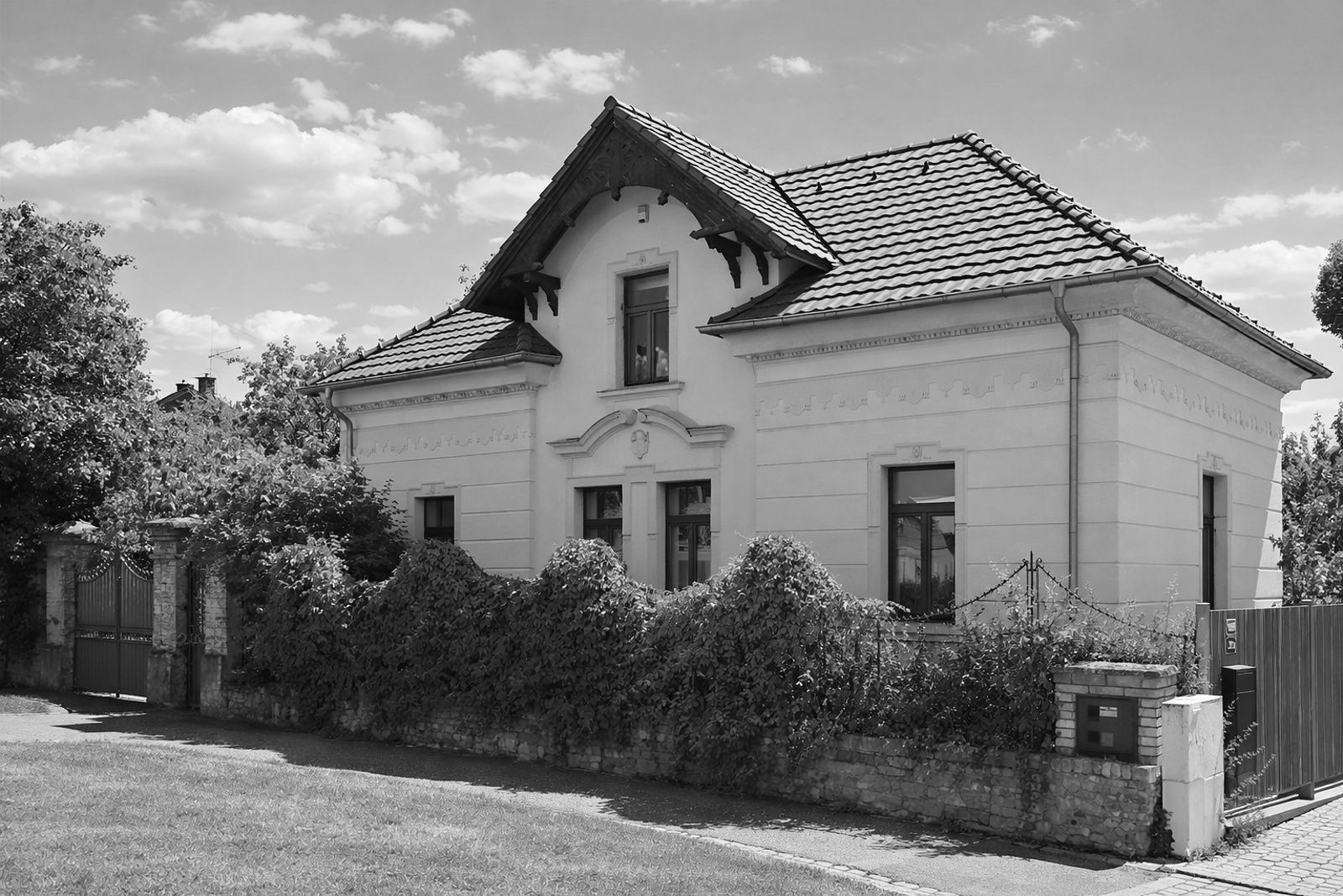 R E Z E R V A C E  ! ! !  Prodej rodinného domu 4+1 v Rudné u Prahy. Velký pozemek 938m2