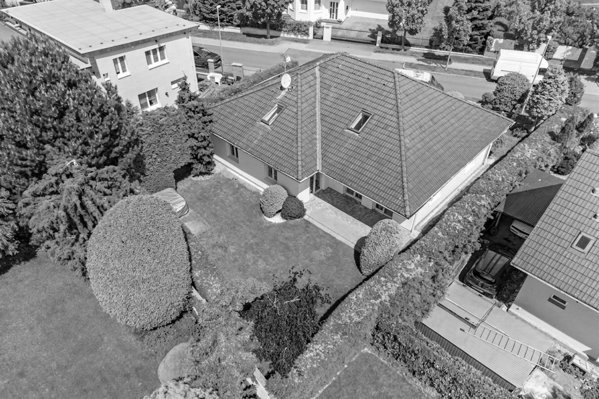PRONAJATO ! ! ! Průhonice: rodinný dům se dvěma koupelnami, zahradou a dvojgaráž